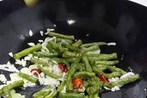 快乐茄子出装攻略最新版（独家解密！最强快乐茄子出装及打法，让你一战成名）